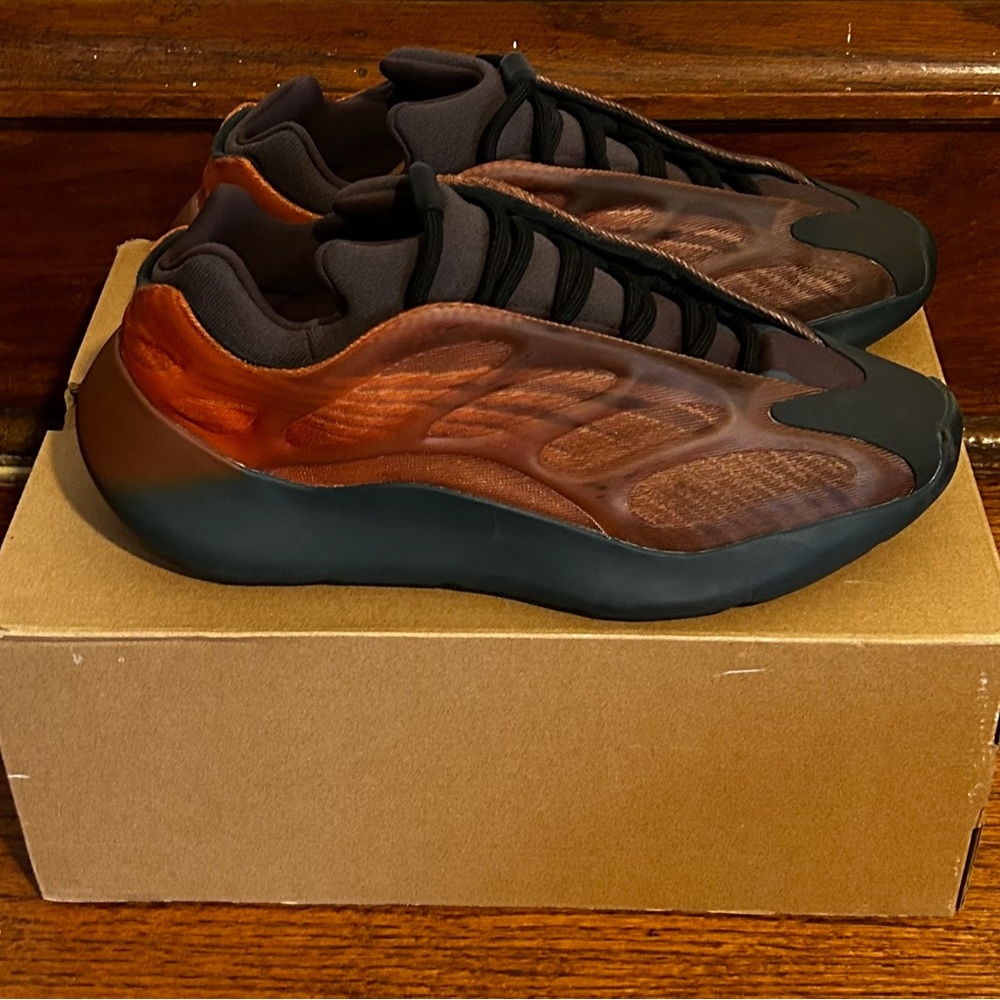USED-adidas Yeezy 700 V3